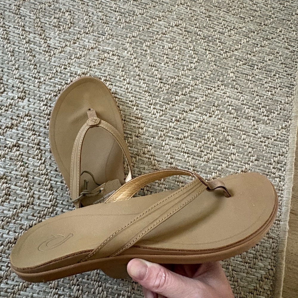 Olukai women’s leather flip flops